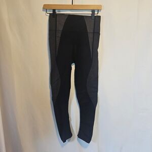 Spanx Black and‎ Gray Compression Leggings Curved Lines Seamless Size XL